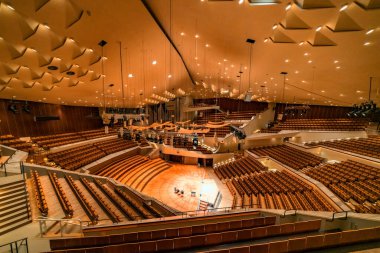 Modern konser salonunun içi.