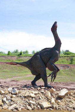 KRASIEJOW, POLAND - 10 Haziran 2017: Krasiejow, Polonya 'daki JuraPark. Dinozorların yeniden yapılandırılması parkın eğitim yolundaki orijinal ve doğal boyutlarına yakındır..