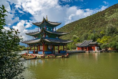 Tapınağın, nehrin ve dağların güzel turistik mekanı