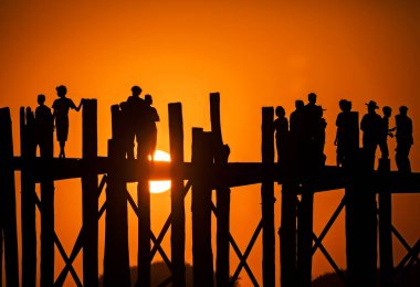 Gün batımında insan silueti