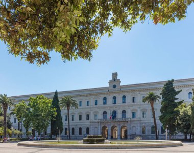 BARI, ITALY, 5 Haziran 2017: Bari 'deki Univarsita Degli Studi' nin dış görünüşü, Aldo Moro Üniversitesi olarak da bilinir..