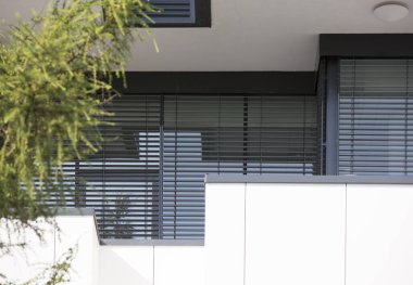 geniş pencereli modern cam pencere
