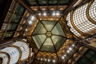 Budapeşte, Macaristan - 12 Haziran 2019: Hyatt Hotel 'in Parizsi Udvar (Parisian Passage) iç mekanı, Haziran 2019' da Macaristan 'ın Budapeşte kentinde açıldı.