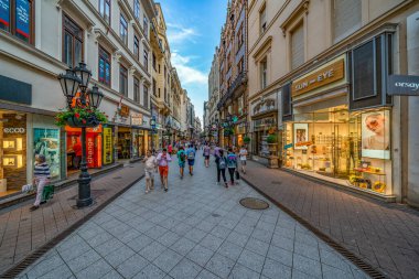 Budapeşte, Macaristan - 4 Mayıs 2020: Vaci sokağı, şehrin ana yayalık alanı