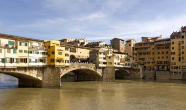 Ponte vecchio Köprüsü Floransa, İtalya 'daki Arno Nehri üzerinde.