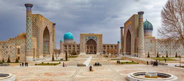 SAMARQUAND, UZBEKISTAN - 23 Mart 2012 tarihinde Özbekistan 'ın Samarquand kentindeki Registan Meydanı binası. Antik şehir UNESCO Dünya Mirası 'nın bir parçası. 