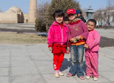 KHIVA, UZBEKISTAN - 21 Mart 2012 'de Özbekistan' ın başkenti Khiva 'da kimliği belirsiz çocuklar. Xorazm Eyaleti 'nde yaklaşık 50.000 kişilik bir şehir.. 