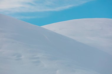 Kışın karla kaplı dağlar