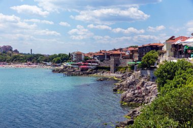 SOZOPOL, BULGARIA, 22 Temmuz 2016: Central Beach and view of the Old Town. Sozopol MÖ 7. yüzyılda Yunan sömürgeciler tarafından kuruldu. Günümüzde ülkenin en büyük sahil beldelerinden biridir.