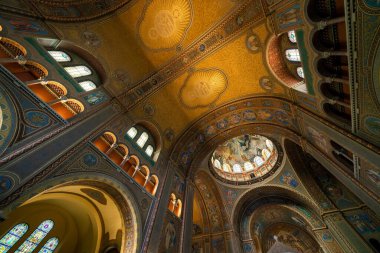 SZEGED, HUNGARY - 2 Ağustos 2018: Szeged 'de, Macar Hanımefendimiz Katedrali ve Adaklı Kilisenin İçi