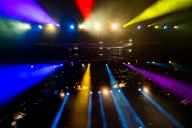 Renkli ışıklandırmalı konser sahnesi
