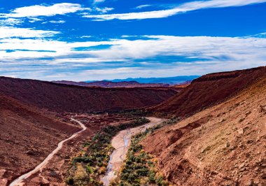 Dağ vadisindeki eski Fas şehri