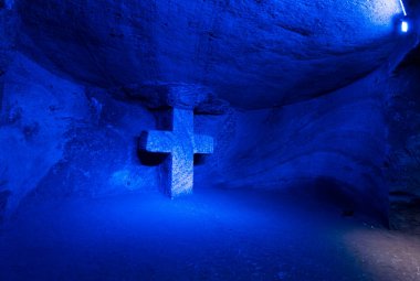 ZIPAQUIRA, COLOMBIA - 22 Ekim 2015: Yeraltı tuz katedralindeki şapel Zipaquira çok renkli tünellerde bir madenden inşa edildi.