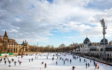 BUDAPEST, HUNGARY - 11 Aralık 2016: Macaristan 'ın Budapeşte kentindeki Ana Şehir Parkı' ndaki Vajdahunyad şatosunun önünde insanlar paten kayıyor.