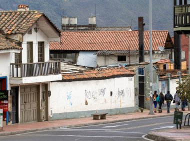 SALENTO, KOLOMBIA - 25 EKİM 2015: Salento 'da bir sokakta kimliği belirsiz insanlar. Salento, Kolombiya 'nın Zona Cafetera bölgesinde, Quindao departmanında sakin bir kasabadır..