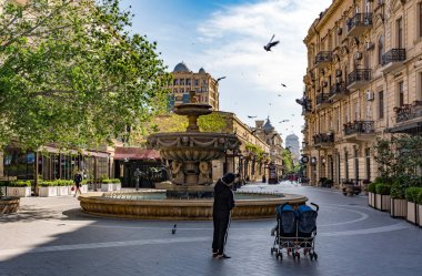 Bakü, Azerbaycan - 7 Mayıs 2019: Nizami Caddesi, Bakü şehir merkezinde büyük bir yaya ve alışveriş caddesi