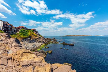 SOZOPOL, BULGARIA, 22 Temmuz 2016: Central Beach and view of the Old Town. Sozopol MÖ 7. yüzyılda Yunan sömürgeciler tarafından kuruldu. Günümüzde ülkenin en büyük sahil beldelerinden biridir.