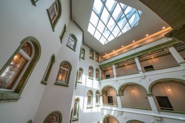 Budapeşte, Macaristan - 12 Haziran 2019: Hyatt Hotel 'in Parizsi Udvar (Parisian Passage) iç mekanı, Haziran 2019' da Macaristan 'ın Budapeşte kentinde açıldı.