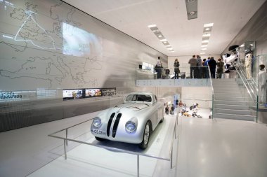 Münih, Almanya - 17 Mart 2018: BMW Müzesinde sergilenen klasik araba koleksiyonu