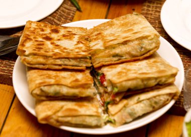 Peynirli ve ballı krep yığını