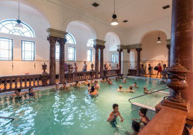 Budapeşte, Macaristan 16 Ekim 2017: Macaristan 'ın Budapeşte kentinde Szechenyi hamamlarının içi. Avrupa 'nın en büyük termal banyo kompleksi..