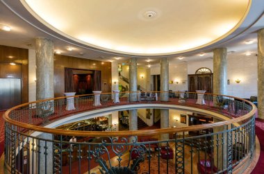 Budapeşte, Macaristan - 2 Haziran 2017: Macaristan 'ın Budapeşte kentinde Tuna Nehri üzerinde tarihi bir Art Nouveau oteli olan Tuna Hotel Gellert' in içi 1918 yılında açıldı..