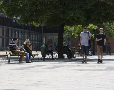 BUDAPEST, HUNGARY - 14 Mayıs 2013: Eotvos Lorand Üniversitesi 'nde (ELTE) tanımlanamayan öğrenciler Macaristan' ın en büyük ve en eski üniversitesidir..