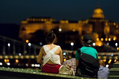 Paris 'te aşık genç bir çift