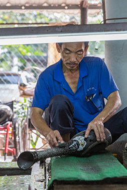 Tanımlanamayan işçiler Ho Chi Minh şehrindeki el sanatları fabrikasını bitiriyorlar. Vietnam hükümeti yaklaşık 1500 el sanatları köyünü tanıdı. 29 Aralık 2013 'te.