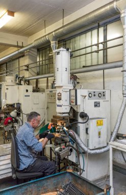 Fabrikada işçi, üretim fabrikasında çalışıyor.