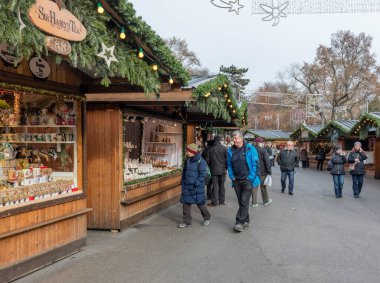 VİANNA, AUSTRIA - 19 Aralık 2019 İnsanlar Avustralya 'nın başkentindeki yıllık Noel pazarını ziyaret ediyor. 