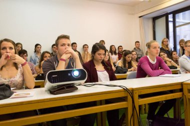 BUDAPEST, HUNGARY - 10 Ekim 2014: ELTE Üniversitesi 'nde kimliği belirsiz öğrenciler