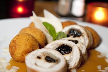 Taze çilek ve peynirli krep.