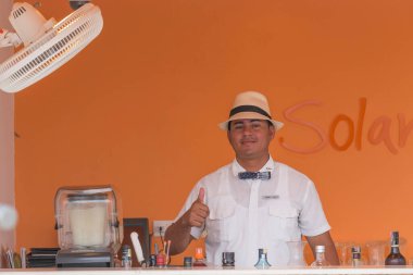 CARTAGENA, COLOMBIA - 29 Ekim 2015: Cartagena de Indias 'taki Radisson Cartagena Ocean Pavillion Hotel' in çatısındaki barmen. 233 odalı otel La Boquilla Sahili 'nde..