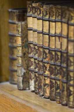 arka arkaya eski kitaplar