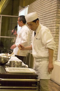 BÜDAPEST, HUNGARY - 4 ARALIK: Morimoto Setsuo, Bandai Silver Hotel 'in idari şefi, Japonya Vakfı' nın 12 / 4 2012 tarihinde Budapeşte 'deki seminerinde Niigata bölgesinin mutfağını gösterdi.