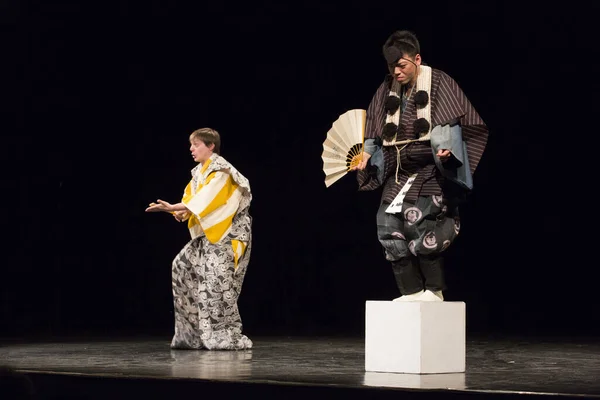 Personnes Non Identifiées Produisant Sur Scène Théâtrale Japonaise — Photo