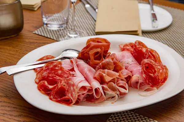 Carne Saporita Sul Piatto Sul Tavolo — Foto Stock