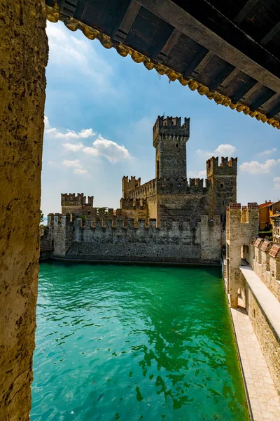 Sirmione Italy July 2018 Scaliger Castle 13Th Century Sirmione Garda — Stock Photo, Image