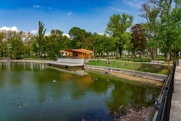 Belo Parque Com Lago Cidade Europeia — Fotografia de Stock