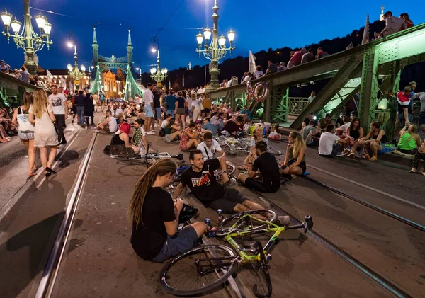 Budapest Ungarn Juli 2019 Unbekannte Genießen Die Sommernacht Auf Der — Stockfoto