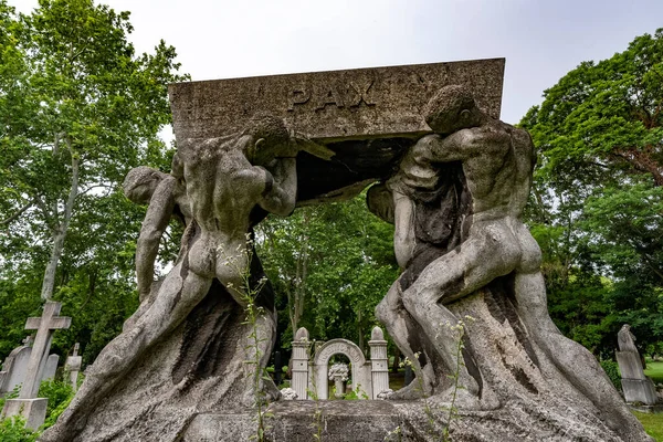 Старое Кладбище Надгробиями Статуями — стоковое фото