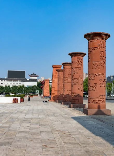 Widok Chińskiego Miasta Starymi Posągami — Zdjęcie stockowe
