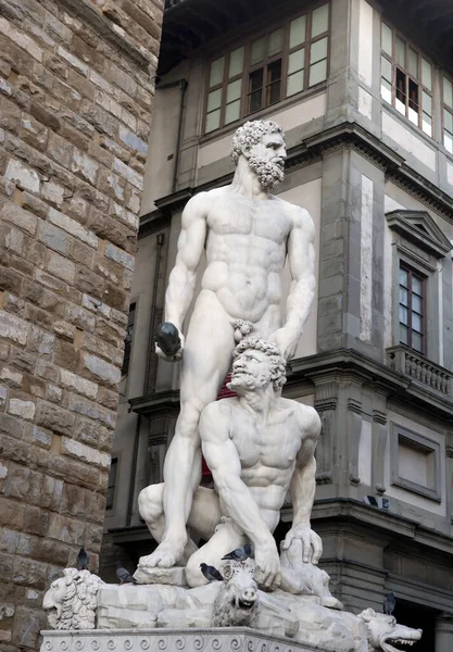 Statue Einer Jungen Frau Einem Steingebäude — Stockfoto