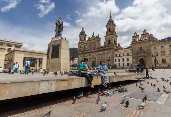 BOGOTA, COLOMBIA - 22 Ekim 2015: Başkent merkezindeki Bolivar Meydanı 'nda kimliği belirsiz insanlar. Bogota Latin Amerika 'nın en hızlı büyüyen büyük şehridir..