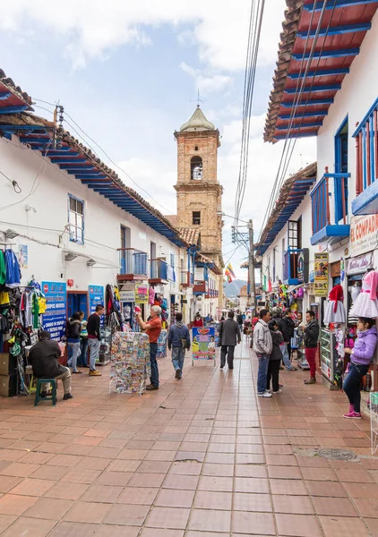 Zipaquira コロンビア 2015年10月22日 ジパキラのダウンタウンの人々 町は主に塩の大聖堂 トンネル内の塩鉱床の中に建てられた地下教会で知られています — ストック写真