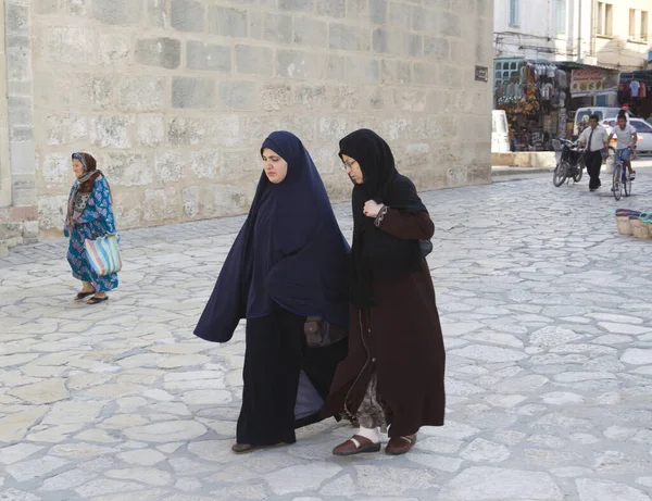 街の伝統的な服を着た2人の若い女性が — ストック写真