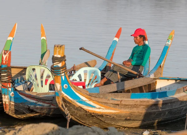 Bateau Est Une Pêche Dans Mer — Photo