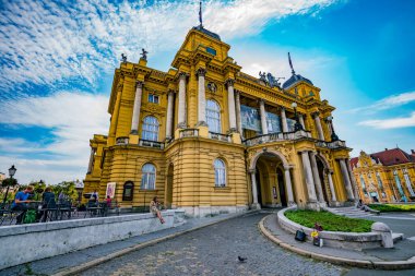 ZAGREB, CROATIA - 24 Eylül 2017: Zagreb 'deki Hırvat Ulusal Tiyatrosu. Ulusal tiyatro, opera, drama ve baleye ev sahipliği yapan neo-barok bir binadır.
