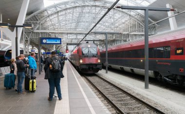 Metro istasyonundaki yolcu treni.